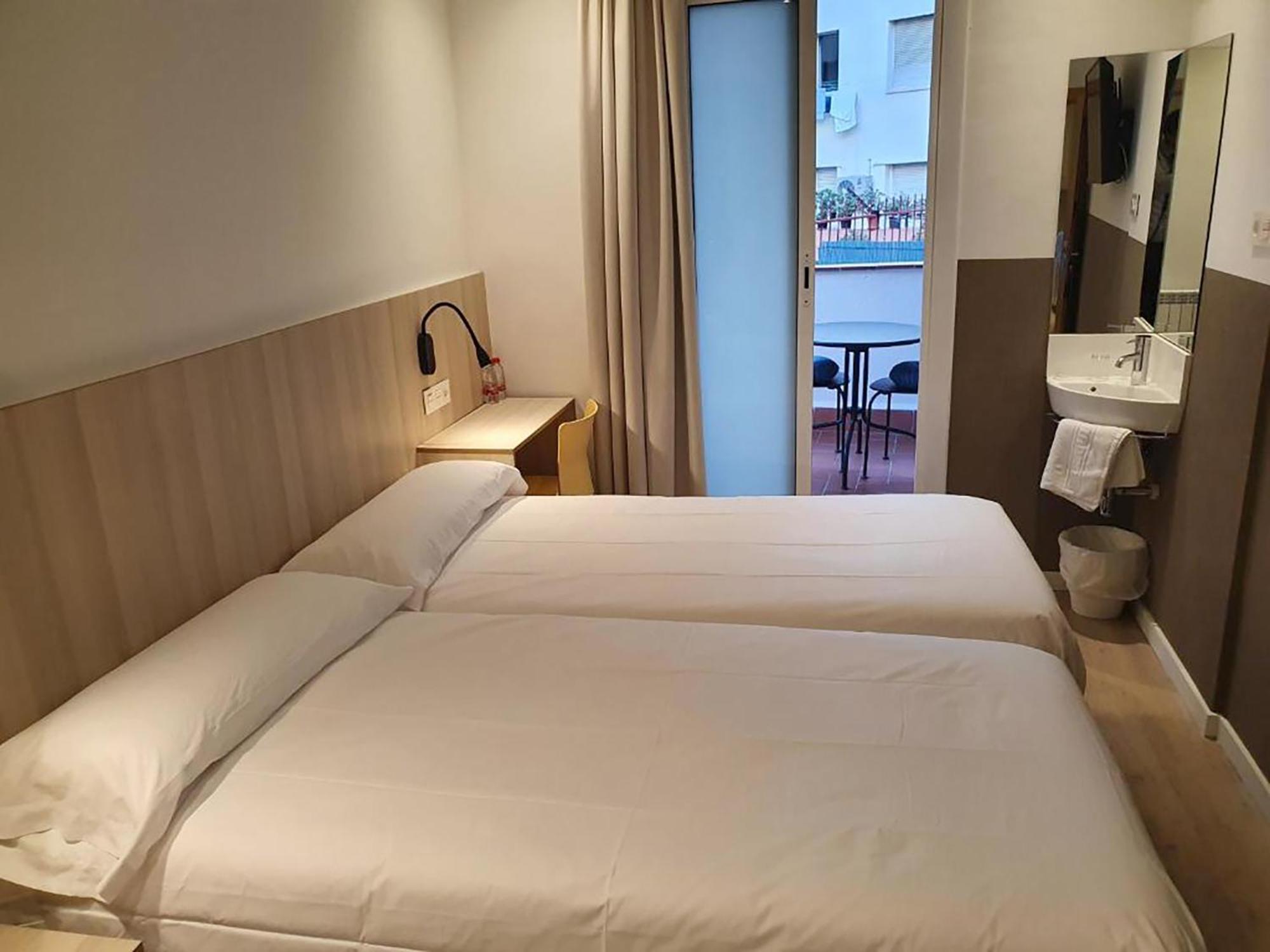 Hostal Bestprice Barcelona Stadium — Foto 1